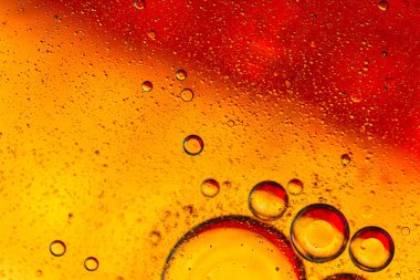 Su yüzeyinde yağ damlaları ve dalgaları olan soyut renkli arkaplan. Soyut arkaplan kavramı