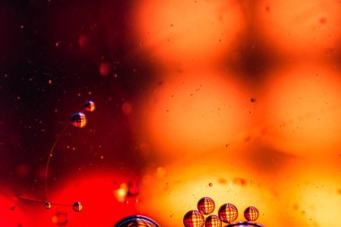 Su yüzeyinde yağ damlaları ve dalgaları olan soyut renkli arkaplan. Soyut arkaplan kavramı