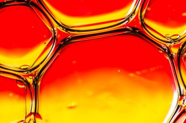 Su yüzeyinde yağ damlaları ve dalgaları olan soyut renkli arkaplan. Soyut arkaplan kavramı