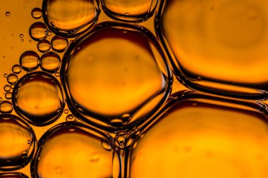 Su yüzeyinde yağ damlaları ve dalgaları olan soyut renkli arkaplan. Soyut arkaplan kavramı