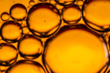 Su yüzeyinde yağ damlaları ve dalgaları olan soyut renkli arkaplan. Soyut arkaplan kavramı