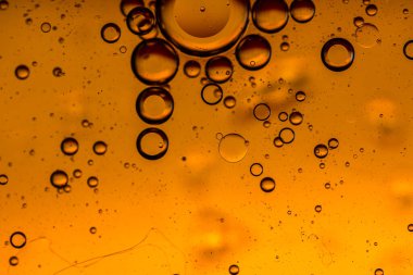 Su yüzeyinde yağ damlaları ve dalgaları olan soyut renkli arkaplan. Soyut arkaplan kavramı