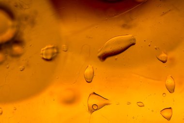 Su yüzeyinde yağ damlaları ve dalgaları olan soyut renkli arkaplan. Soyut arkaplan kavramı