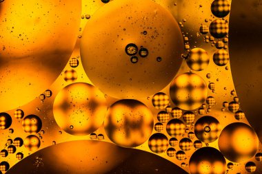 Su yüzeyinde yağ damlaları ve dalgaları olan soyut renkli arkaplan. Soyut arkaplan kavramı