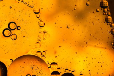 Su yüzeyinde yağ damlaları ve dalgaları olan soyut renkli arkaplan. Soyut arkaplan kavramı