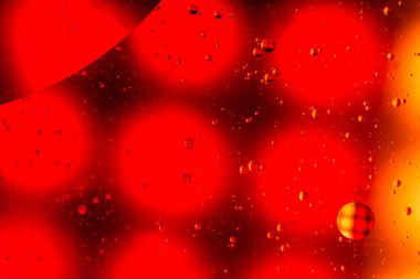 Su yüzeyinde yağ damlaları ve dalgaları olan soyut renkli arkaplan. Soyut arkaplan kavramı