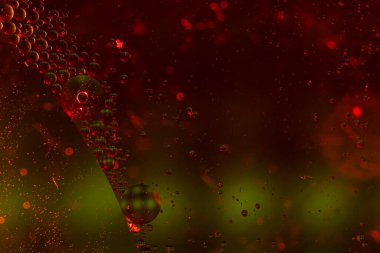 Su yüzeyinde yağ damlaları ve dalgaları olan soyut renkli arkaplan. Soyut arkaplan kavramı