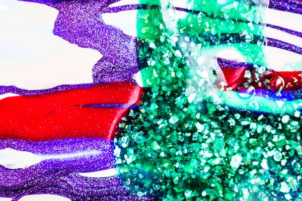 Su yüzeyinde yağ damlaları ve dalgaları olan soyut renkli arkaplan. Soyut arkaplan kavramı