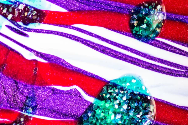 Su yüzeyinde yağ damlaları ve dalgaları olan soyut renkli arkaplan. Soyut arkaplan kavramı