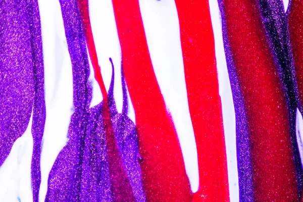 Su yüzeyinde yağ damlaları ve dalgaları olan soyut renkli arkaplan. Soyut arkaplan kavramı