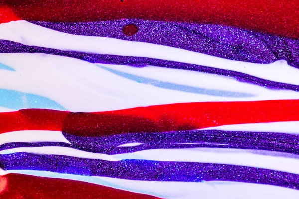 Su yüzeyinde yağ damlaları ve dalgaları olan soyut renkli arkaplan. Soyut arkaplan kavramı