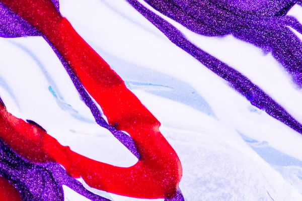 Su yüzeyinde yağ damlaları ve dalgaları olan soyut renkli arkaplan. Soyut arkaplan kavramı