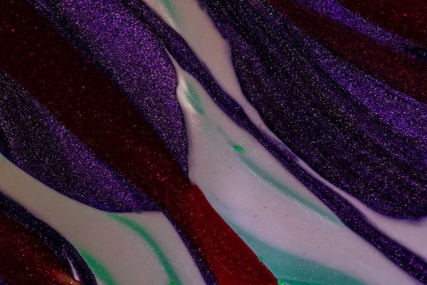 Su yüzeyinde yağ damlaları ve dalgaları olan soyut renkli arkaplan. Soyut arkaplan kavramı