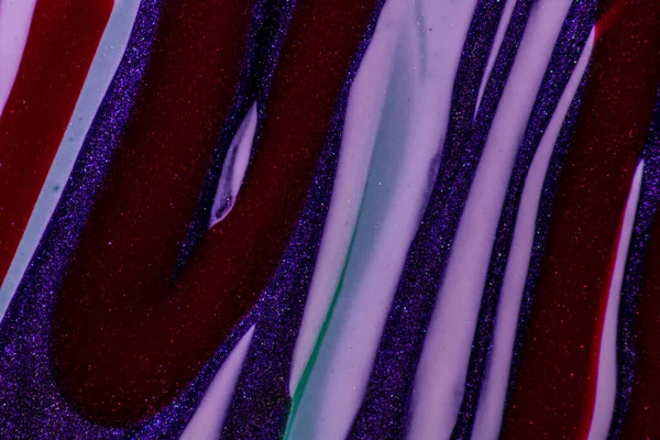 Su yüzeyinde yağ damlaları ve dalgaları olan soyut renkli arkaplan. Soyut arkaplan kavramı