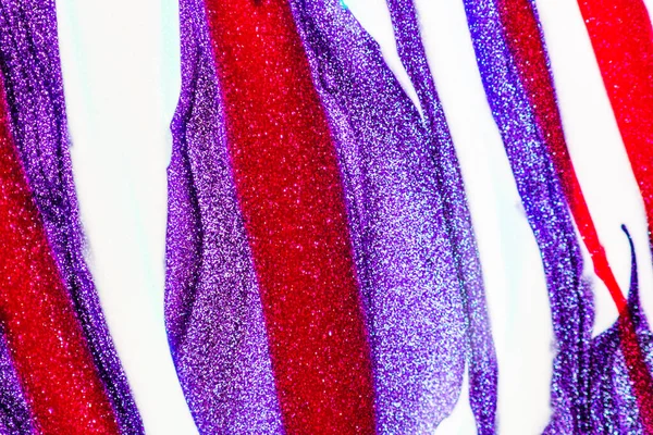 Su yüzeyinde yağ damlaları ve dalgaları olan soyut renkli arkaplan. Soyut arkaplan kavramı