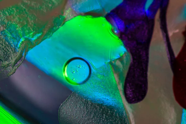 Su yüzeyinde yağ damlaları ve dalgaları olan soyut renkli arkaplan. Soyut arkaplan kavramı