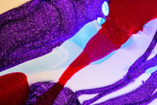 Su yüzeyinde yağ damlaları ve dalgaları olan soyut renkli arkaplan. Soyut arkaplan kavramı