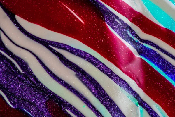 Su yüzeyinde yağ damlaları ve dalgaları olan soyut renkli arkaplan. Soyut arkaplan kavramı