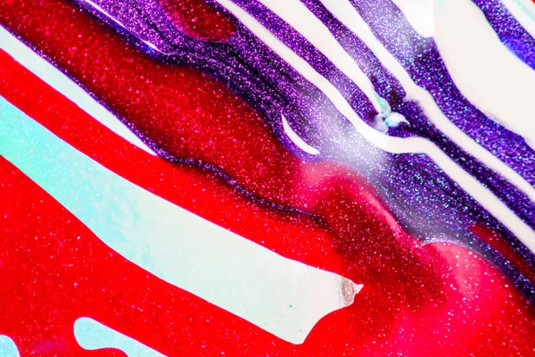 Su yüzeyinde yağ damlaları ve dalgaları olan soyut renkli arkaplan. Soyut arkaplan kavramı