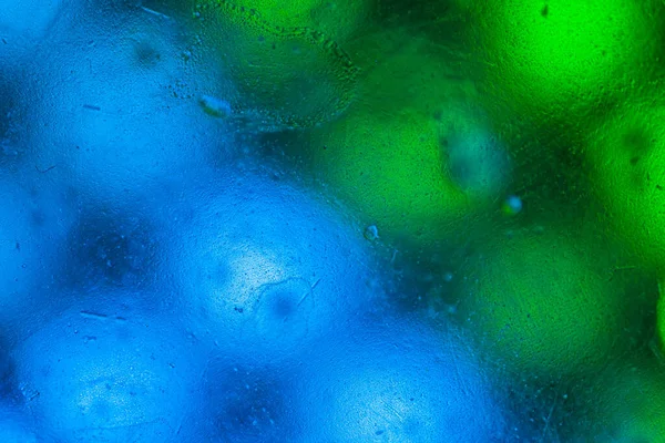 Su yüzeyinde yağ damlaları ve dalgaları olan soyut renkli arkaplan. Soyut arkaplan kavramı