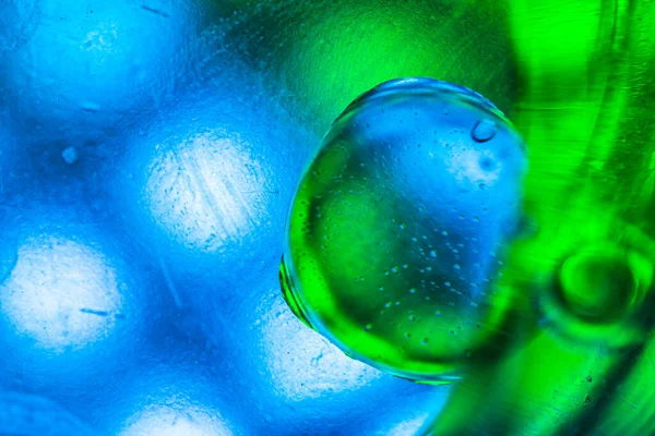 Su yüzeyinde yağ damlaları ve dalgaları olan soyut renkli arkaplan. Soyut arkaplan kavramı