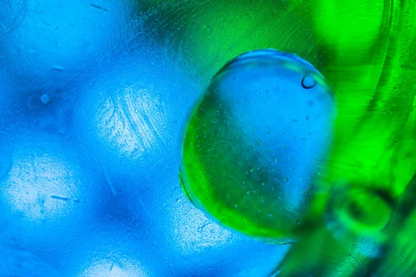 Su yüzeyinde yağ damlaları ve dalgaları olan soyut renkli arkaplan. Soyut arkaplan kavramı