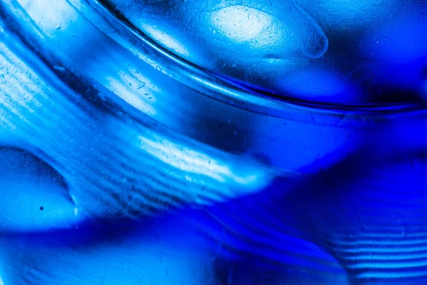 Su yüzeyinde yağ damlaları ve dalgaları olan soyut renkli arkaplan. Soyut arkaplan kavramı