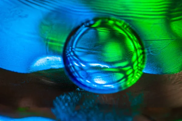 Su yüzeyinde yağ damlaları ve dalgaları olan soyut renkli arkaplan. Soyut arkaplan kavramı