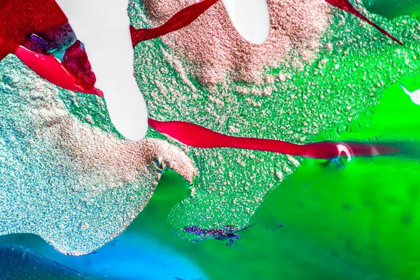 Su yüzeyinde yağ damlaları ve dalgaları olan soyut renkli arkaplan. Soyut arkaplan kavramı