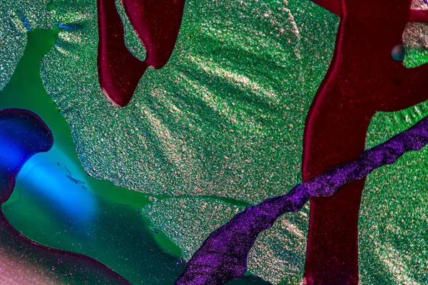 Su yüzeyinde yağ damlaları ve dalgaları olan soyut renkli arkaplan. Soyut arkaplan kavramı