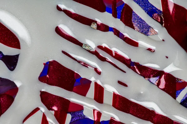 Su yüzeyinde yağ damlaları ve dalgaları olan soyut renkli arkaplan. Soyut arkaplan kavramı