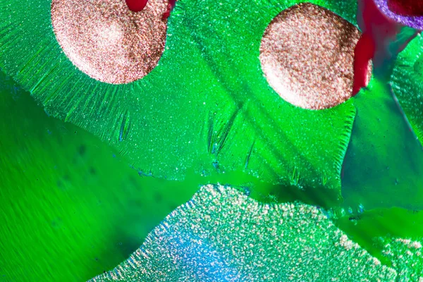 Su yüzeyinde yağ damlaları ve dalgaları olan soyut renkli arkaplan. Soyut arkaplan kavramı