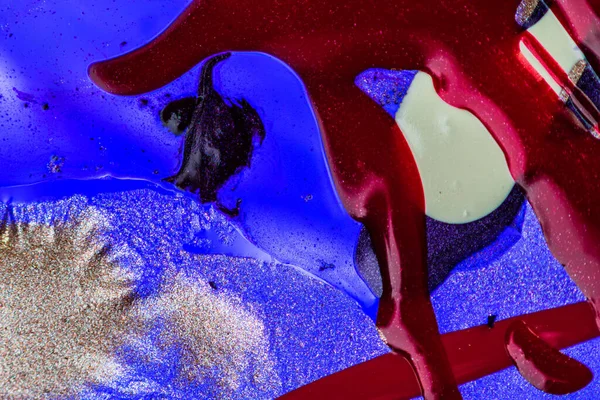 Su yüzeyinde yağ damlaları ve dalgaları olan soyut renkli arkaplan. Soyut arkaplan kavramı