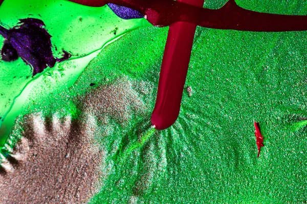 Su yüzeyinde yağ damlaları ve dalgaları olan soyut renkli arkaplan. Soyut arkaplan kavramı