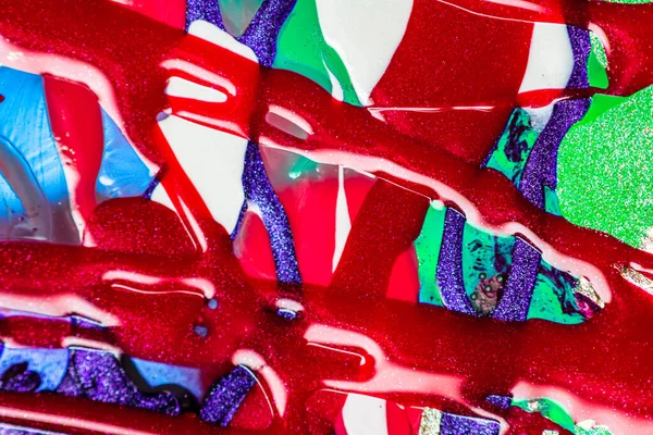 Su yüzeyinde yağ damlaları ve dalgaları olan soyut renkli arkaplan. Soyut arkaplan kavramı