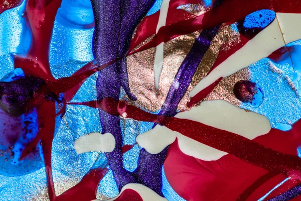 Su yüzeyinde yağ damlaları ve dalgaları olan soyut renkli arkaplan. Soyut arkaplan kavramı