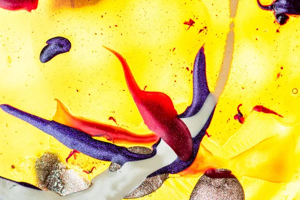 Su yüzeyinde yağ damlaları ve dalgaları olan soyut renkli arkaplan. Soyut arkaplan kavramı