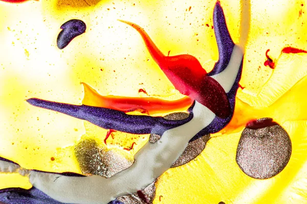 Su yüzeyinde yağ damlaları ve dalgaları olan soyut renkli arkaplan. Soyut arkaplan kavramı