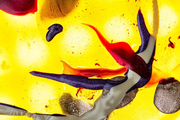 Su yüzeyinde yağ damlaları ve dalgaları olan soyut renkli arkaplan. Soyut arkaplan kavramı