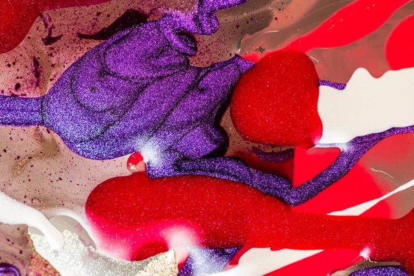 Su yüzeyinde yağ damlaları ve dalgaları olan soyut renkli arkaplan. Soyut arkaplan kavramı