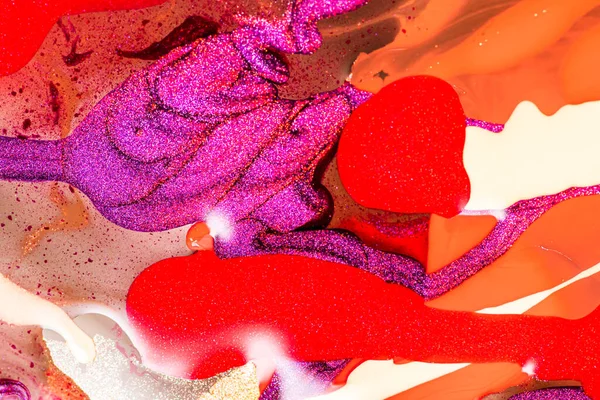 Su yüzeyinde yağ damlaları ve dalgaları olan soyut renkli arkaplan. Soyut arkaplan kavramı