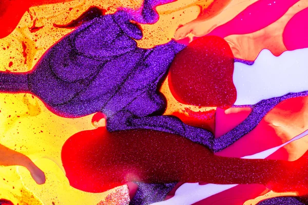 Su yüzeyinde yağ damlaları ve dalgaları olan soyut renkli arkaplan. Soyut arkaplan kavramı