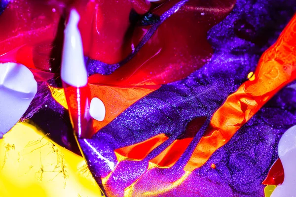 Su yüzeyinde yağ damlaları ve dalgaları olan soyut renkli arkaplan. Soyut arkaplan kavramı