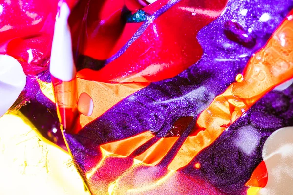 Su yüzeyinde yağ damlaları ve dalgaları olan soyut renkli arkaplan. Soyut arkaplan kavramı