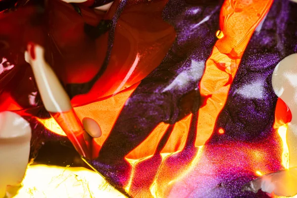 Su yüzeyinde yağ damlaları ve dalgaları olan soyut renkli arkaplan. Soyut arkaplan kavramı