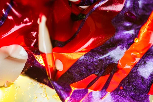 Su yüzeyinde yağ damlaları ve dalgaları olan soyut renkli arkaplan. Soyut arkaplan kavramı