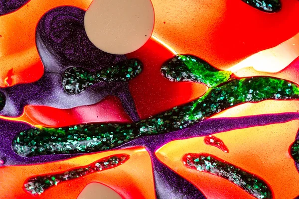 Su yüzeyinde yağ damlaları ve dalgaları olan soyut renkli arkaplan. Soyut arkaplan kavramı