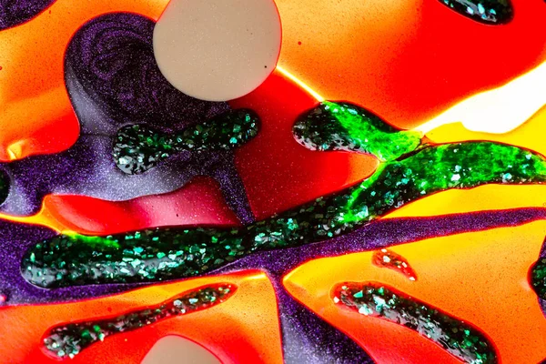 Su yüzeyinde yağ damlaları ve dalgaları olan soyut renkli arkaplan. Soyut arkaplan kavramı