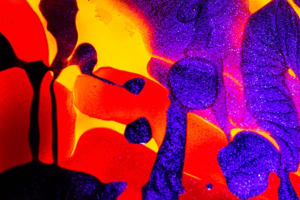 Su yüzeyinde yağ damlaları ve dalgaları olan soyut renkli arkaplan. Soyut arkaplan kavramı