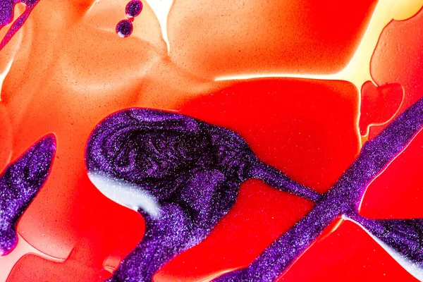 Su yüzeyinde yağ damlaları ve dalgaları olan soyut renkli arkaplan. Soyut arkaplan kavramı